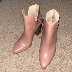 NEW WOMEN EXPRESS ANKLE BOOTS SZ 8 IN SALMON.